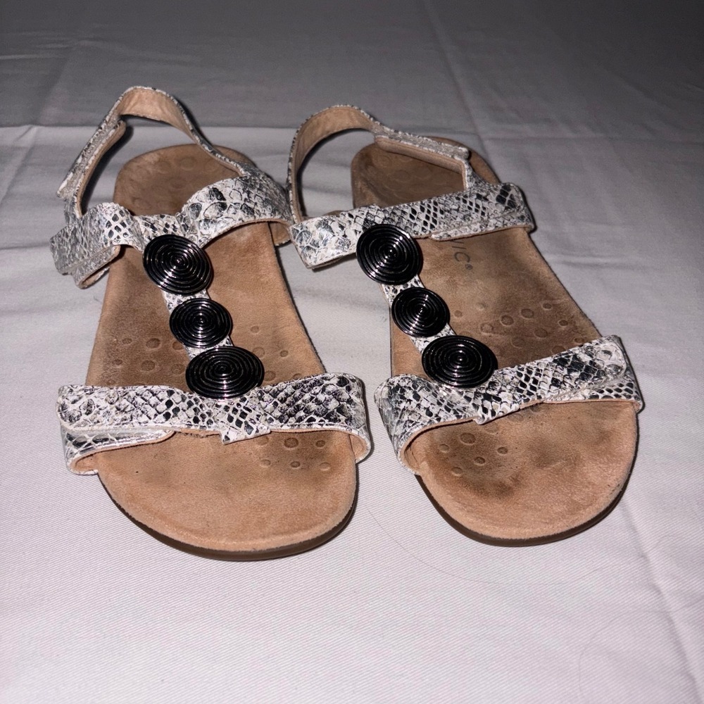 Vionic‎ Farra II sandals gray with a  faux leather upper size 9
